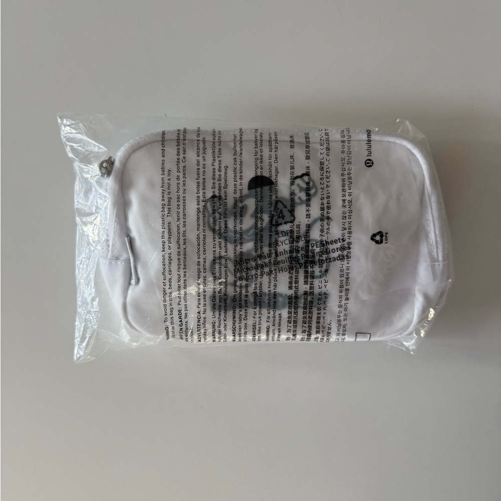 Disney x Lululemon Everywhere Belt Bag 1L Mickey in Motion Graphic - Picture 3 of 6